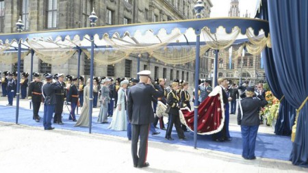 De koning en koningin gaan de kerk binnen